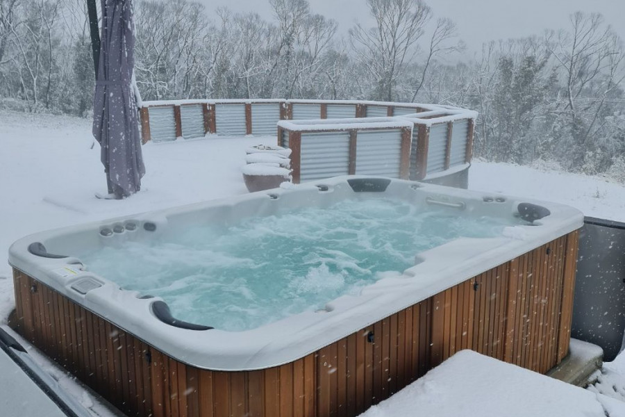 Stay warm and relaxed all winter long with these tips for using your spa pool in cold weather