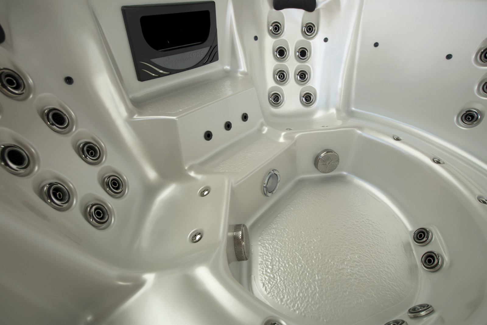 6 person Hot Tub | Call 1300 069 772 | Sapphire Spas